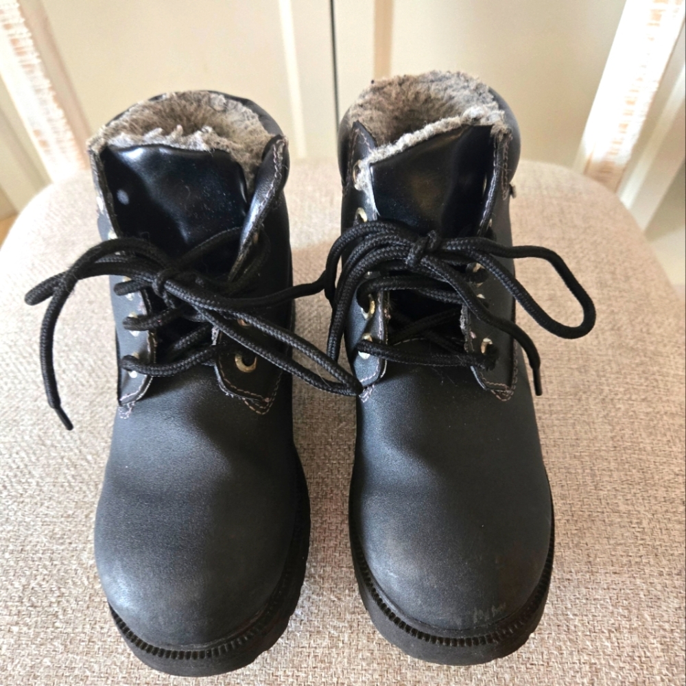 BOYS Kids SIZE 13 BLACK WATERPROOF BOOTS WITH WARM LINING